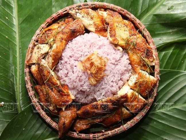 Về Mai Châu thưởng thức món xôi tím gà nướng mắc khén