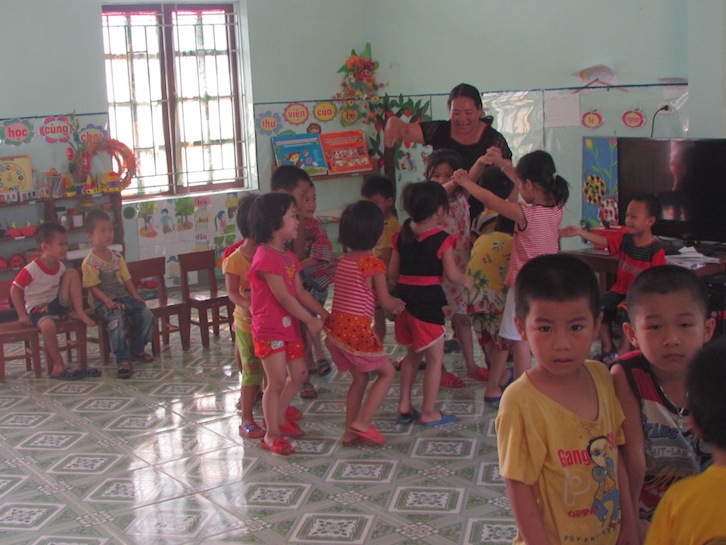 Bé 4 tuổi không biết tung bóng bị cô giáo đánh