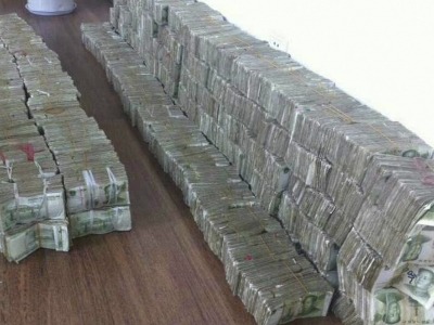 Vác núi tiền lẻ đi mua siêu xe, cửa hàng ô tô tá hỏa