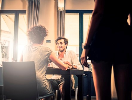 Rơi vào bẫy tình vì muốn trả thù chồng