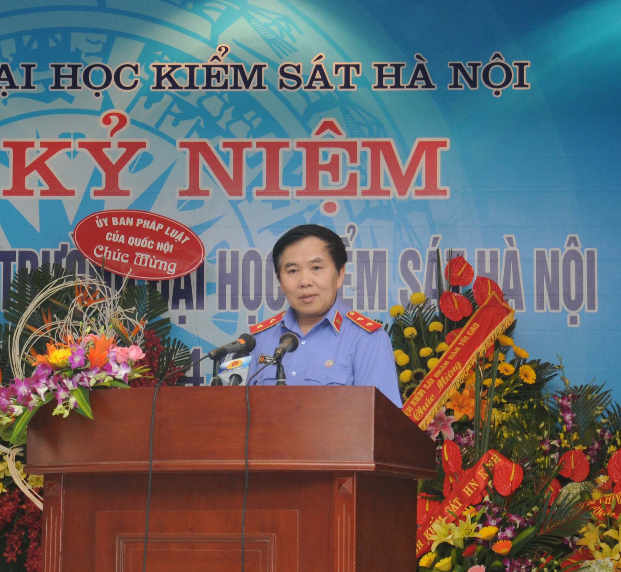 Hiệu trưởng Trường ĐHKS Hà Nội Phạm Mạnh Hùng đọc diễn văn tại buổi lễ