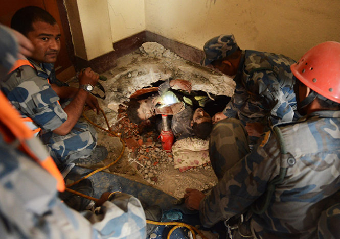 Đội cứu hộ cứu các nạn nhân sống sót ra khỏi đống đổ nát sau động đất - Ảnh: AFP