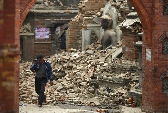 Một người dân Nepal khóc khi đi ngang qua đống đổ nát ở Bhaktapur sau động đất - Ảnh: Reuters