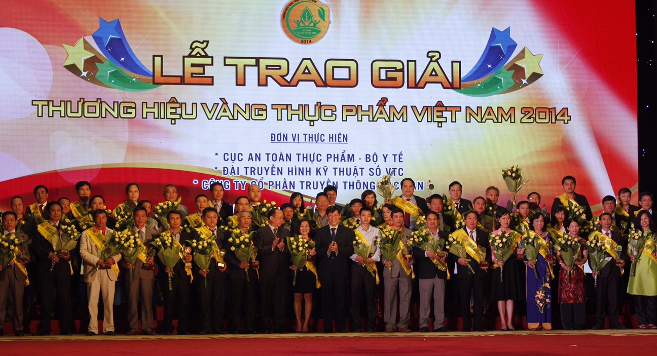 Đại diện Vinamilk và các doanh nghiệp nhận giải thưởng Thương hiệu vàng thực phẩm Việt Nam năm 2014