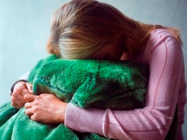 Chồng dắt nhân tình về nhà bắt vợ phục vụ cơm nước