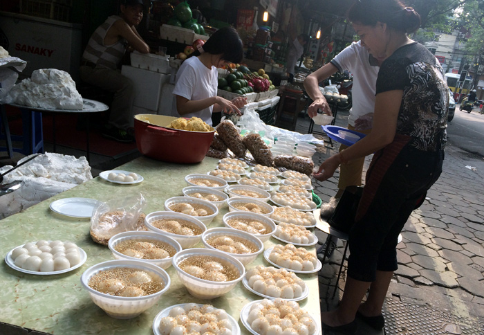 Ngày Tết Hàn thực, bánh trôi, bánh chay được bán khắp các vỉa hè trên địa bàn Hà Nội