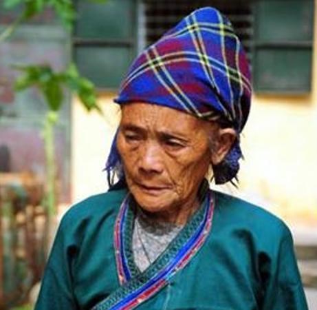 Vợ giật dao đâm chết chồng lè nhè trong bữa ăn