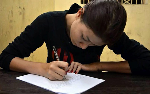 Khởi tố người mẫu Trang Trần về hành vi Chống người thi hành công vụ