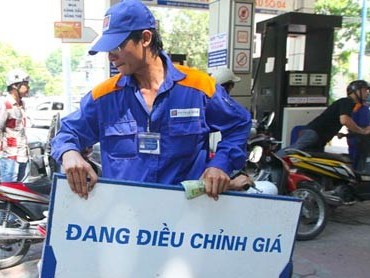 Xăng bất ngờ tăng giá thêm gần 2 000 đồng lít