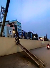Dự án đường sắt trên cao Hà Nội Tuột cáp cẩu, rơi sắt xuống đường