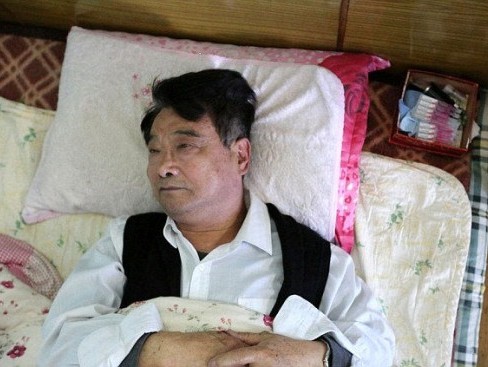 Người đàn ông cô đơn đem lương hưu đổi lấy gia đình nhận nuôi mình