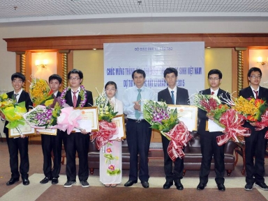 Lễ khen thưởng lúc 3h sáng của đoàn học sinh Olympic Vật lý châu Á