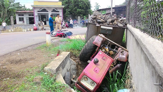 Máy cày đụng xe máy, một người tử vong