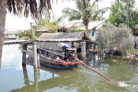 Lái ghe thuê mùa nước cạn
