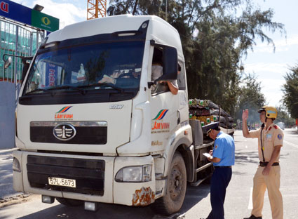 Phát hiện, xử lý 372 xe chở quá tải trọng
