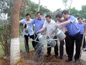 Viện trưởng VKSNDTC Nguyễn Hòa Bình trồng cây nhân kỷ niệm 110 năm ngày sinh đồng chí Hoàng Quốc Việt
