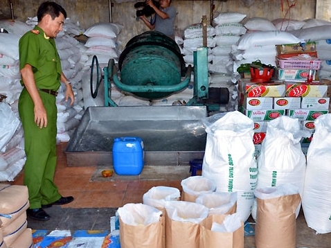 Phát hiện cơ sở chế biến đường sử dụng hóa chất công nghiệp