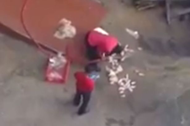 KFC Rửa gà trên nền bê tông bẩn thỉu