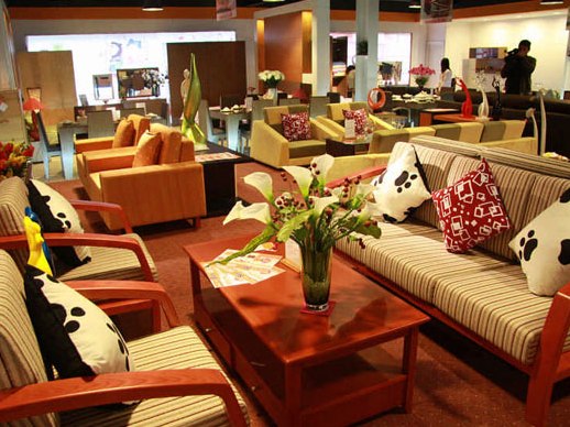 Sập gụ, tủ chè lép vế trước sofa, tủ kính ngoại nhập