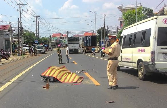 Xe máy va chạm xe container, một người chết tại chỗ