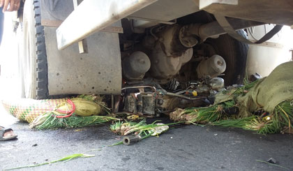 Xe tải cán nát mô tô, 1 người bị thương nặng