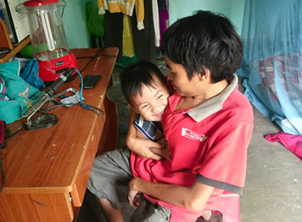 Dí dao vào cổ đứa em tàn tật