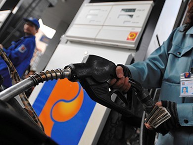 Xăng tăng thêm 1 200 đồng lít