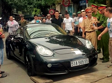 Hà Nội Đi ngược chiều, tài xế xe Porsche cố thủ hơn 1 tiếng trên xe