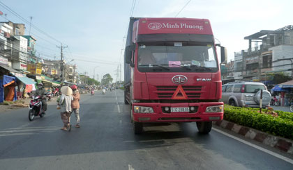 Phạt xe container đậu trên QL 1A gây cản trở giao thông