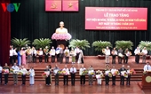 Vợ cố Tổng Bí thư Nguyễn Văn Linh nhận huy hiệu 80 năm tuổi Đảng