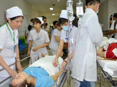 Hàng chục công nhân nữ nhập viện cấp cứu vì hít phải khí lạ