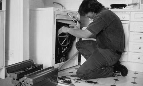 Bé trai 7 tuổi tử vong thương tâm trong máy giặt