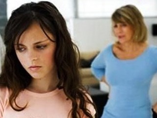 Mẹ chồng biến con dâu thành con rối