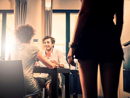 Người không biết làm vợ thì chồng mới đi ngoại tình