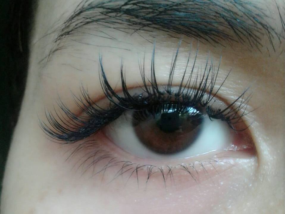 Chị em cẩn thận rước họa vì nối mi