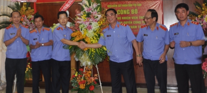  Đồng chí Lê Thành Dương và Ban Lãnh đạo Viện phúc thẩm 3 tặng hoa chúc mừng đồng chí Nguyễn Văn Quảng.