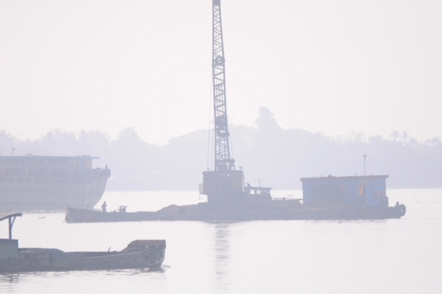 Cát tặc công khai hút cát trên sông Đồng Nai