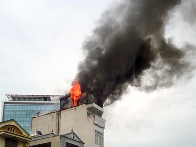 Hà Nội Khách nháo nhác chạy ra từ khách sạn bốc cháy