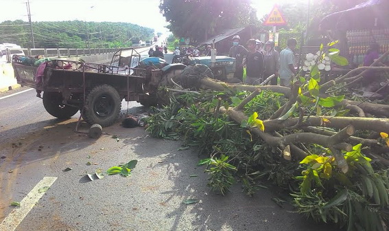 Xe máy cày lật đè chết người