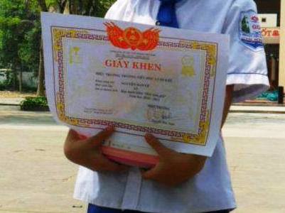 Giấy khen… rớt giá