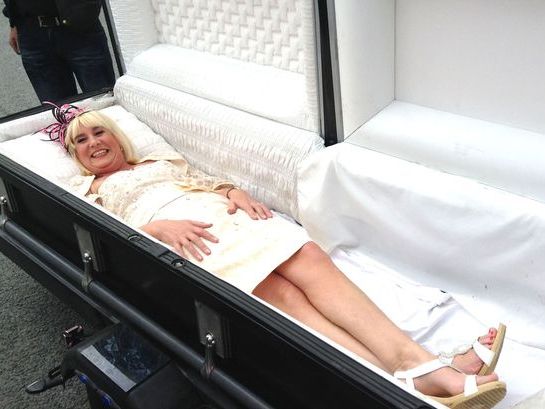 Cô dâu từ quan tài bước đến lễ đường