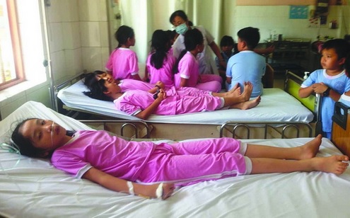  Gần 100 học sinh trường tiểu học Long Bình TP.HCM đang cấp cứu tại bệnh viện.