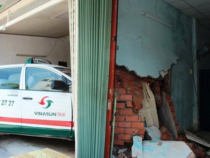 Vừa sát hạch xong, lái xe taxi tông nát 4 xe máy, sập cửa hàng