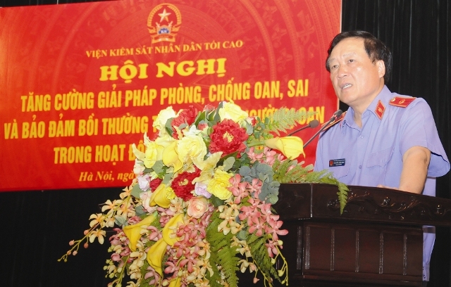  PGS, TS. Nguyễn Hòa Bình, Viện trưởng VKSNDTC phát biểu tại Hội nghị.