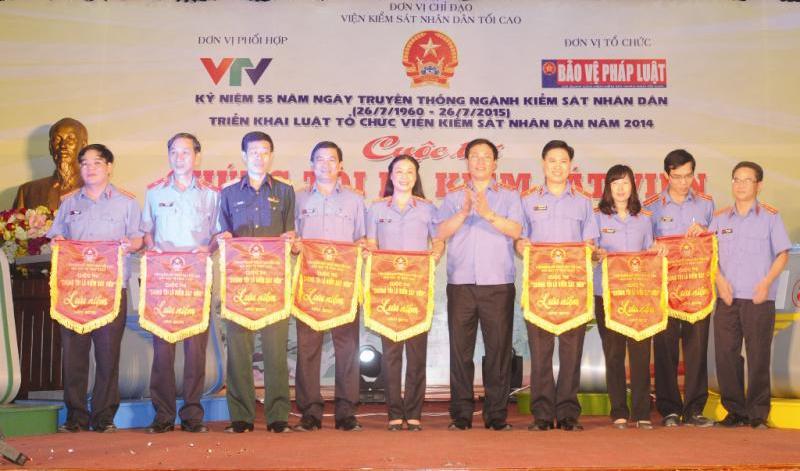  Đồng chí Nguyễn Hải Phong, Phó Viện trưởng VKSNDTC trao Cờ lưu niệm cho các đơn vị tham gia cuộc thi.