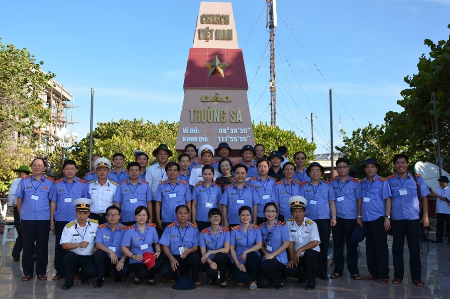 Tiến sỹ Trần Công Phàn, Phó Viện trưởng VKSNDTC cùng tập thể Đoàn công tác VKSNDTC và Viện kiểm sát các địa phương chụp ảnh lưu niệm với các chiến sỹ Hải quân tại mốc chủ quyền trên đảo Trường Sa.