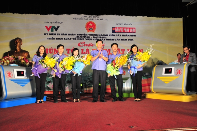 Đồng chí Trần Công Phàn, Phó Viện trưởng Viện KSNDTC tặng hoa cho Ban Giám khảo