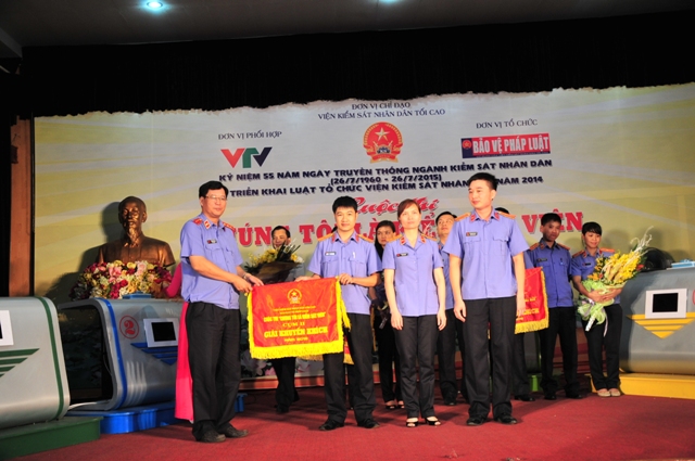  Đồng chí Trần Công Phàn, Phó Viện trưởng Viện KSNDTC trao giải khuyến khích cho các Đội