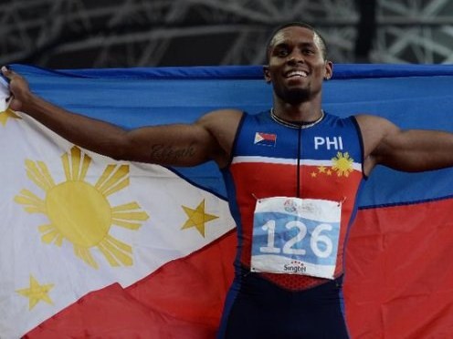 VĐV lai Mỹ của Philippines mặc áo có hình quốc kỳ in ngược