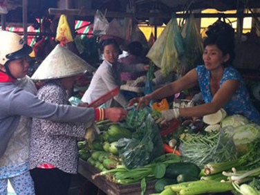 Giá thực phẩm nhảy múa  Nông dân được một, thương lái lãi mười